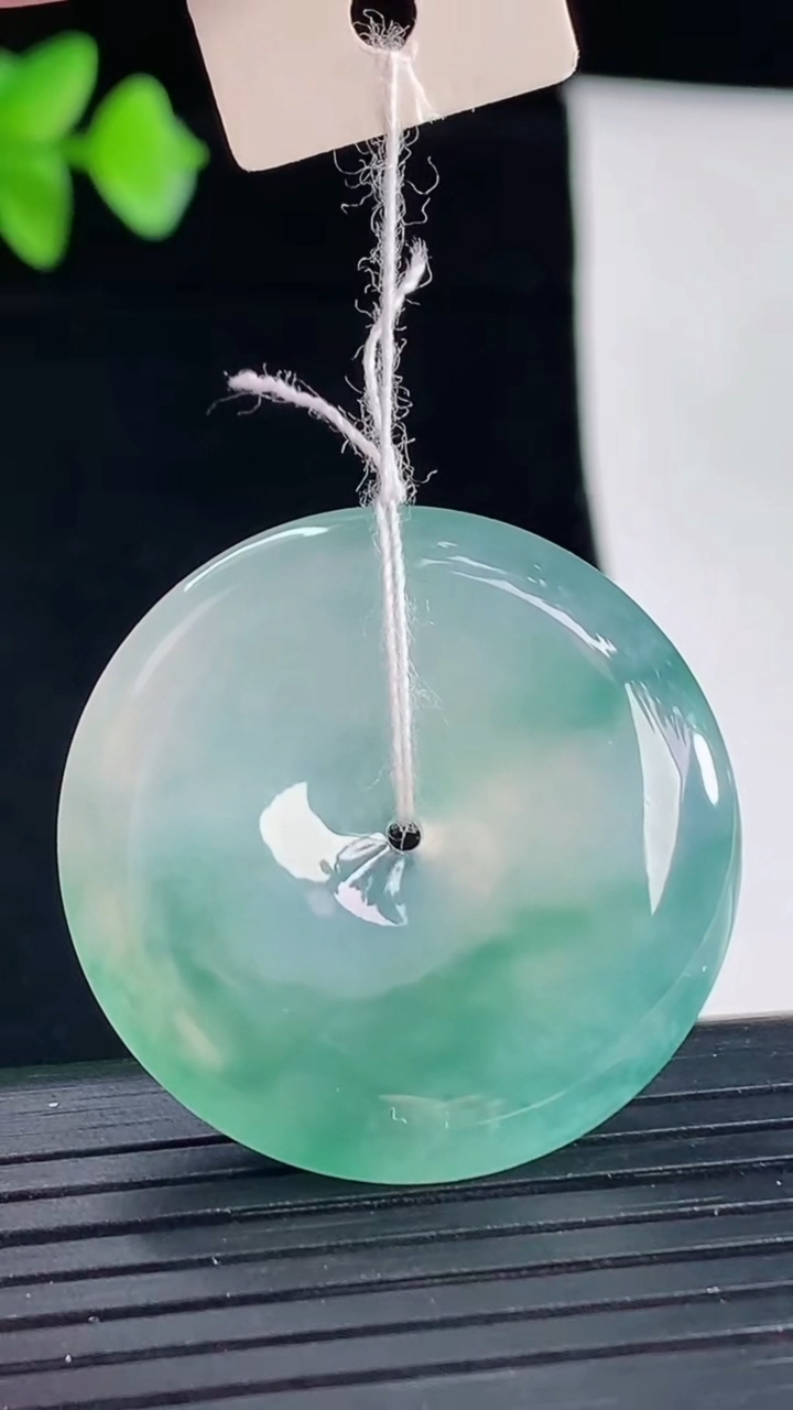 天然A货翡翠种飘花平安扣吊坠，尺寸32-5.8重量:11.53g
5月7日