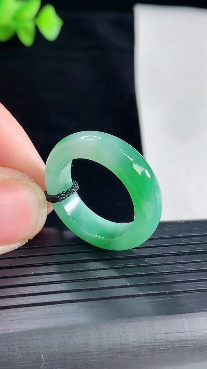 天然A货翡翠玉指环 戒指，尺寸18.5-6.5-4.5重量:5.16g2026年5月7日
工厂直销收藏佳品,种好水足，色泽均匀，有种有色，上手高大气！
