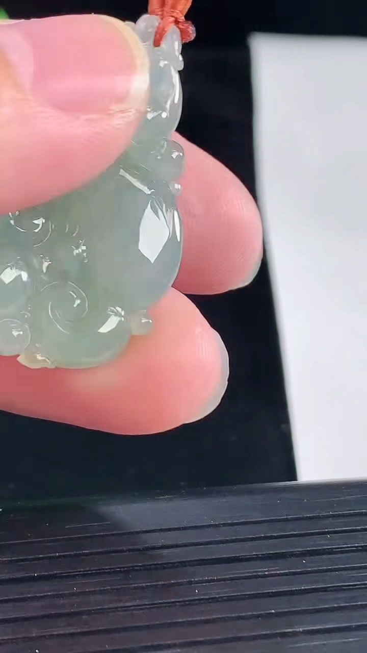 天然A货翡翠如意吊坠，尺寸34-21-6重量:7.58g
5月7日