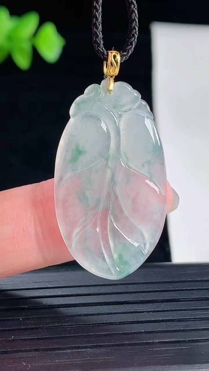 天然A货翡翠种飘花金枝玉叶 叶子吊坠，尺寸31-19-2重量:2.86g
5月7日
