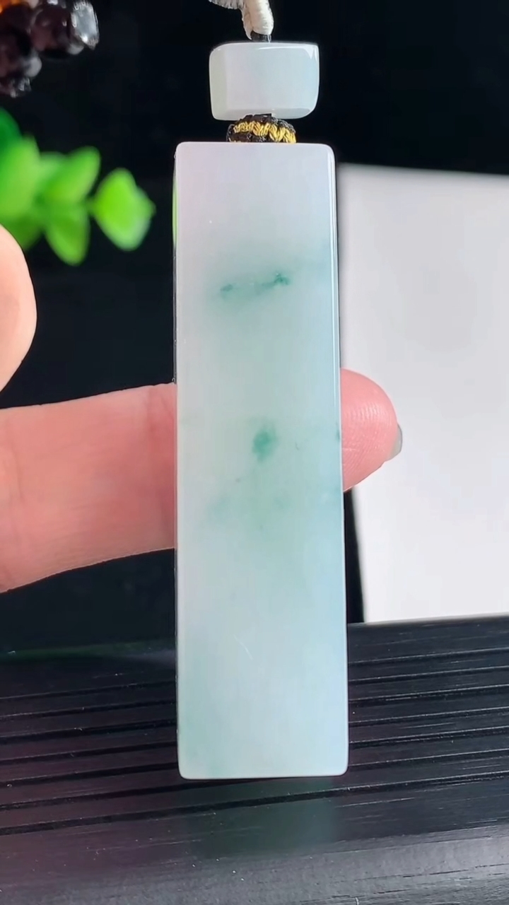 天然A货翡翠飘花无事牌吊坠，尺寸51.6-13.6-13重量:33.07g
5月7日