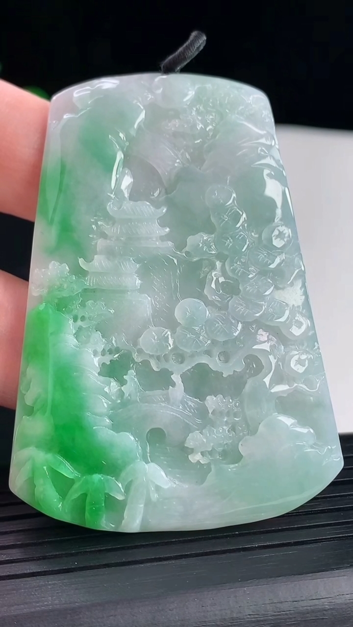 天然A货翡翠山水牌吊坠，尺寸67-47-6重量:39.80g
5月7日