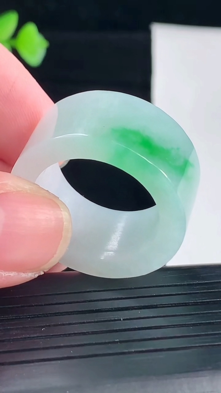 天然A货翡翠素面玉扳指，尺寸22.5-14-4.6重量:17.10g
5月7日