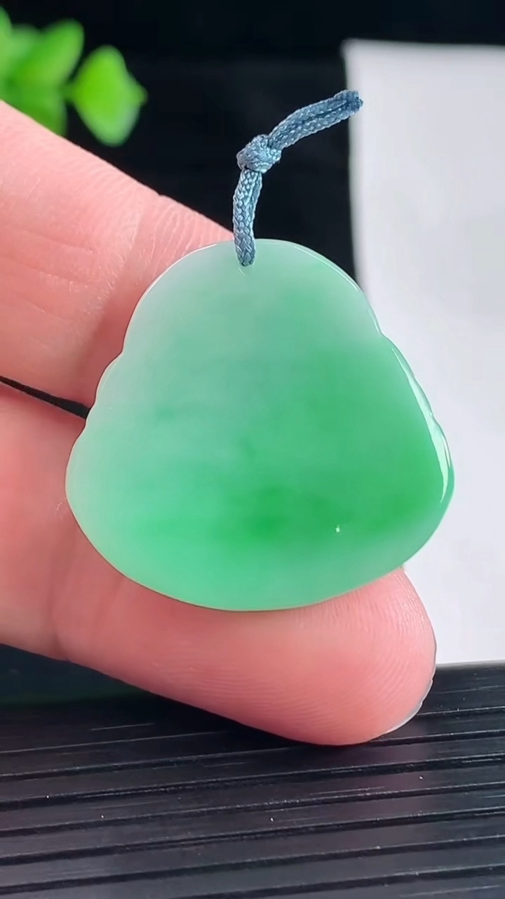 天然A货翡翠佛公吊坠，尺寸27-28-6重量:7.41g
5月7日