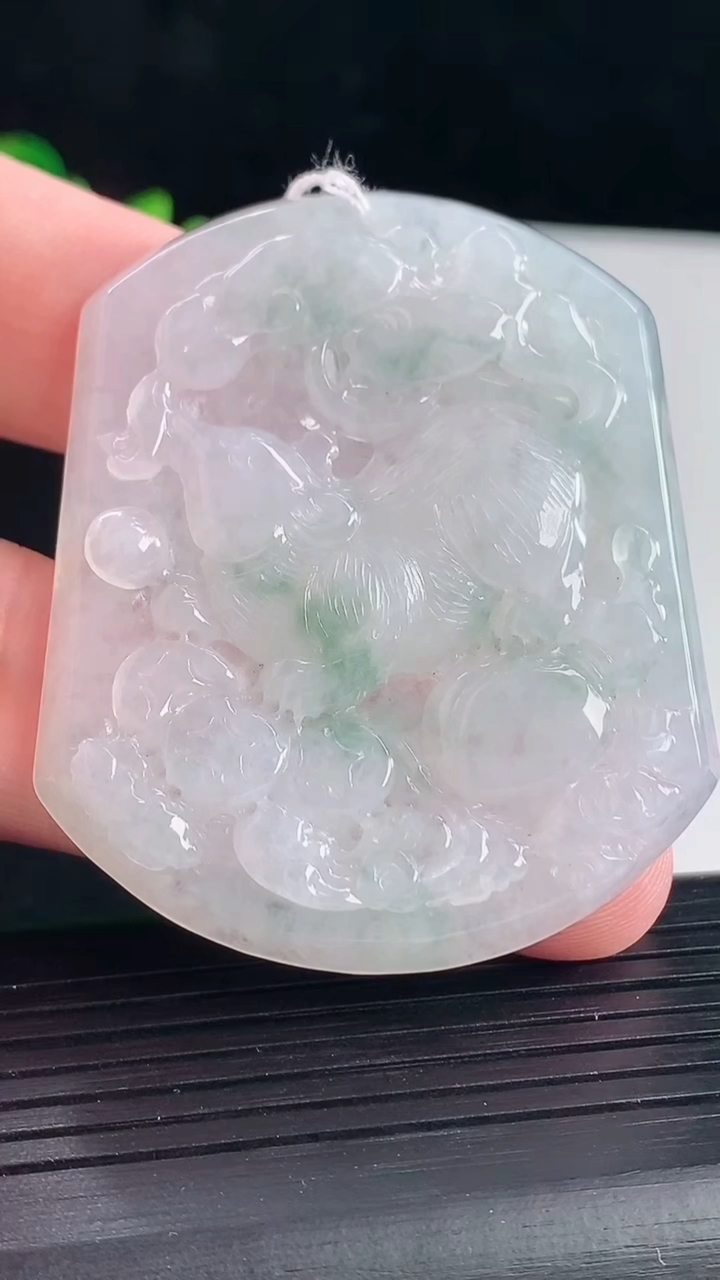 天然A货翡翠飘花生肖鼠吊坠，尺寸53.5-45-5.6重量:29.63g
5月7日
