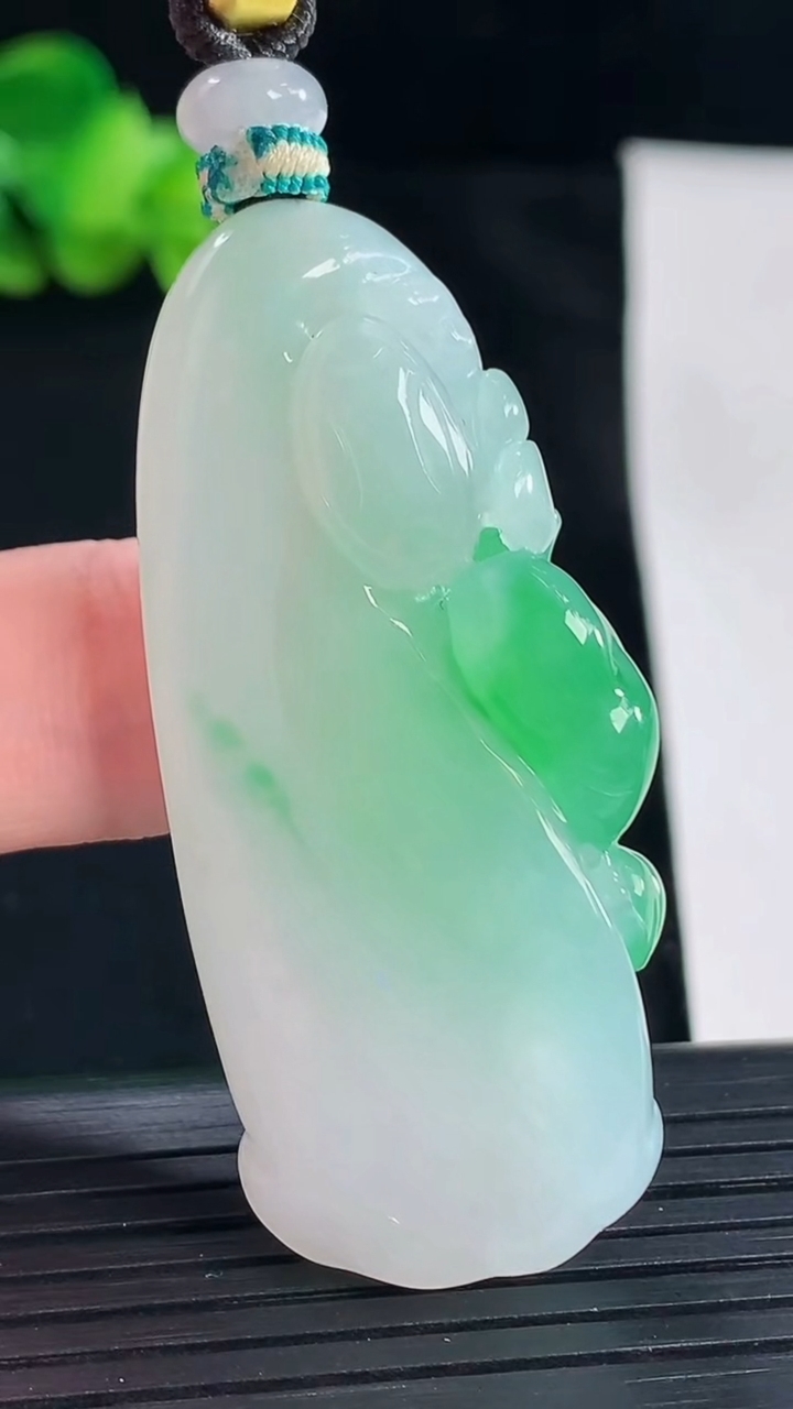 天然A货翡翠呱呱来财 莲蓬吊坠，尺寸50-22.5-12重量:26.59g
5月7日