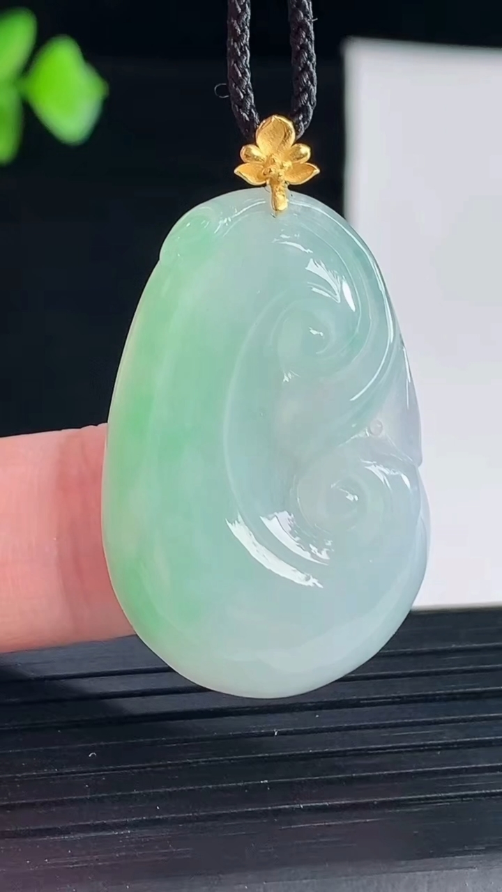 天然A货翡翠如意吊坠，尺寸33-22-5.8重量:8.42g
5月7日