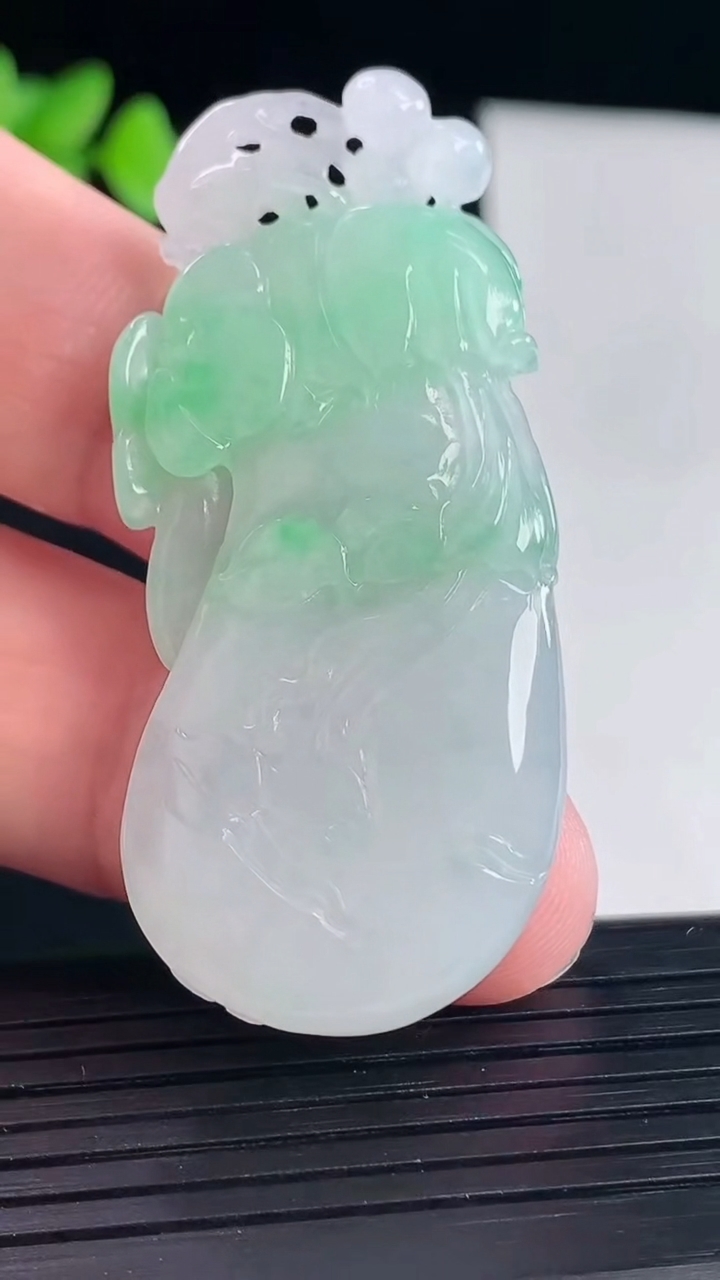 天然A货翡翠福瓜吊坠，尺寸53-22.6-7.8重量:16.24g
5月7日