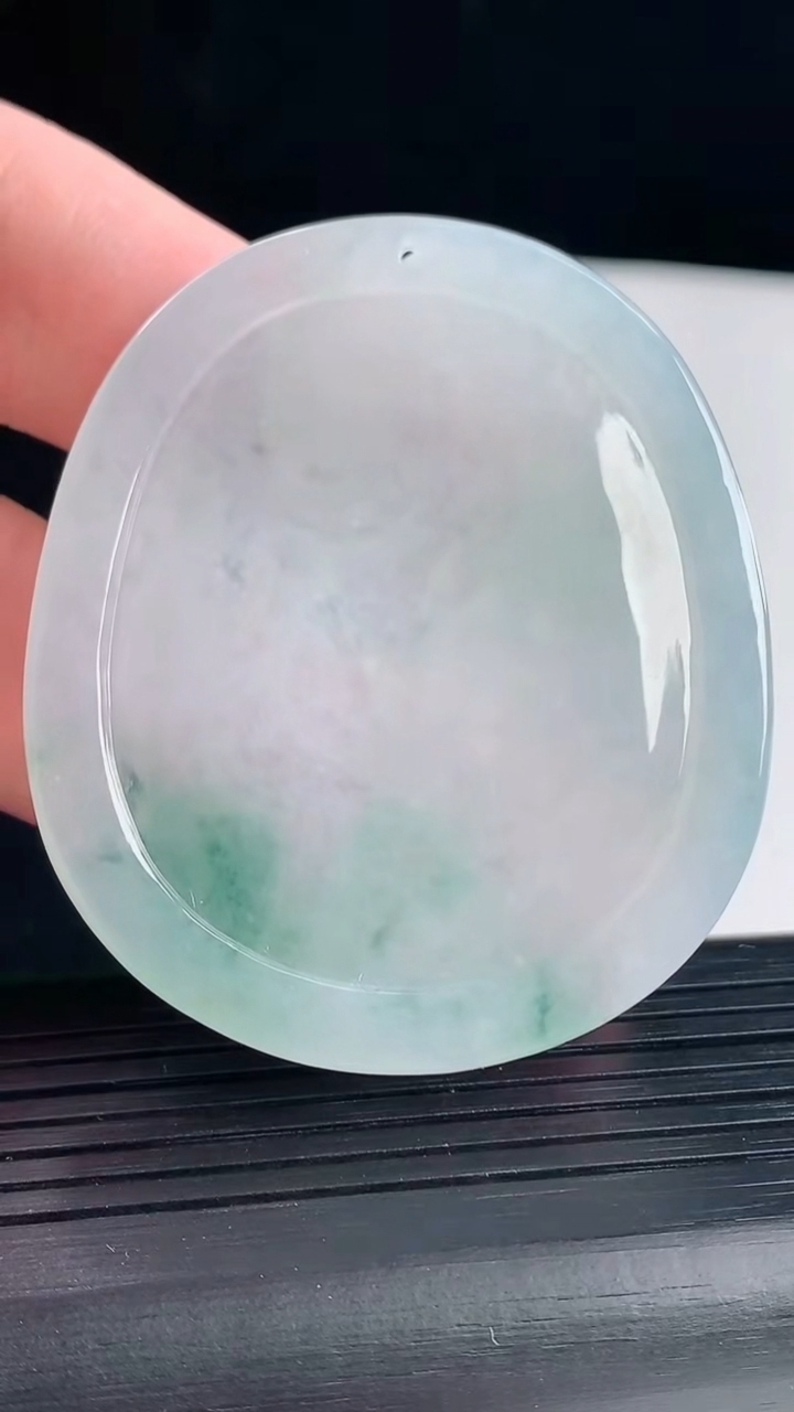天然A货翡翠飘花龙牌吊坠，尺寸55-47.5-4.5重量:25.98g
5月7日
