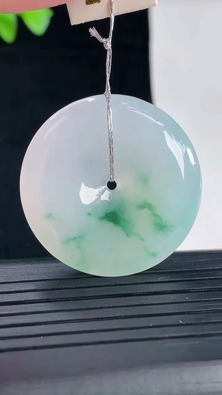 天然A货翡翠冰种飘花平安扣吊坠，尺寸31.5-6重量:10.96g
5月7日