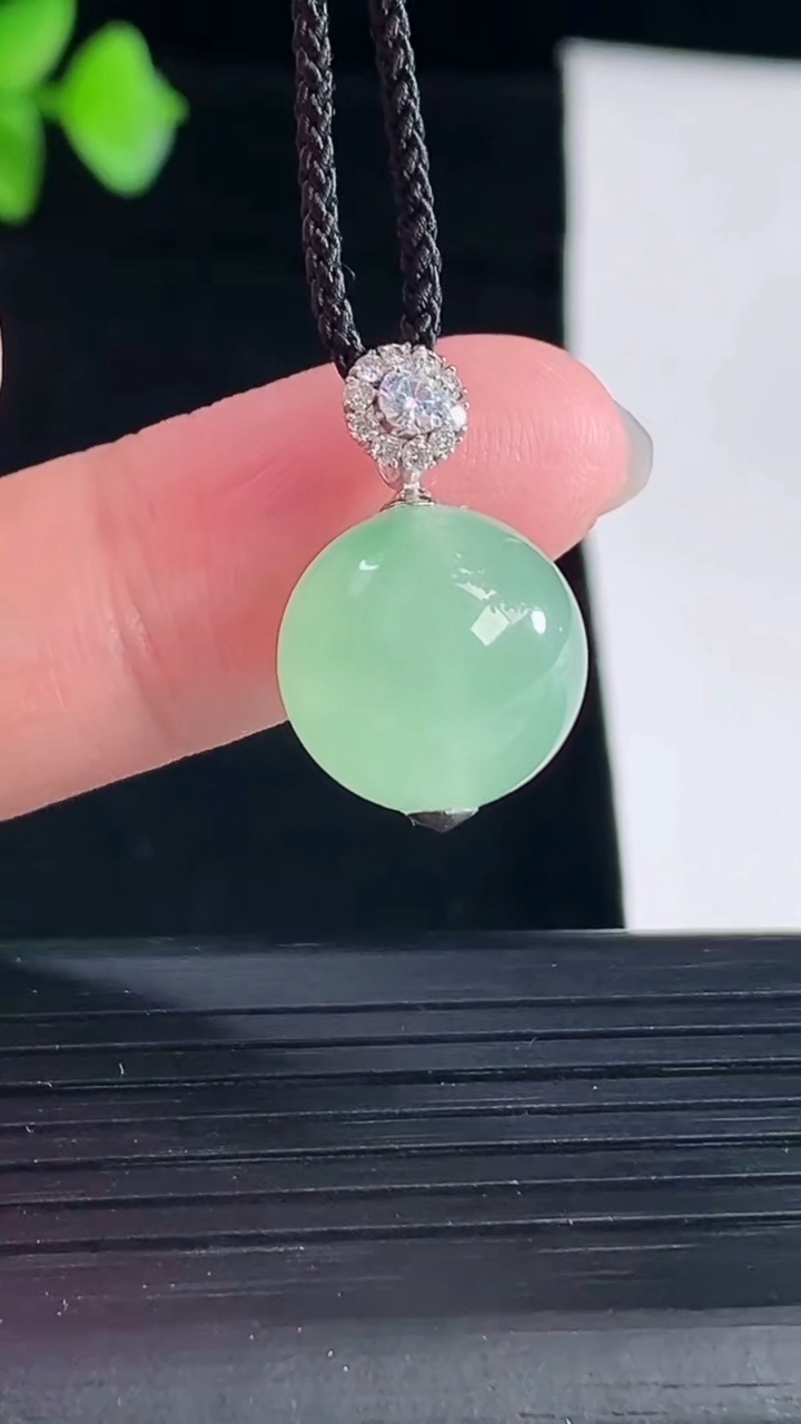 天然A货翡翠圆珠吊坠，尺寸13重量:4.04g5月7日
工厂直销收藏佳品,种好水足，色泽均匀，有种有色，上手高大气！