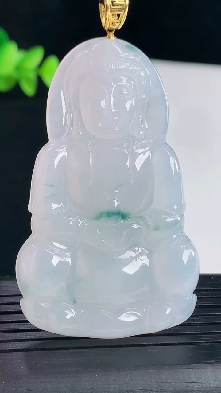天然A货翡翠种飘花正装观音吊坠，尺寸58.2-36.2-6重量:22.84g
5月7日