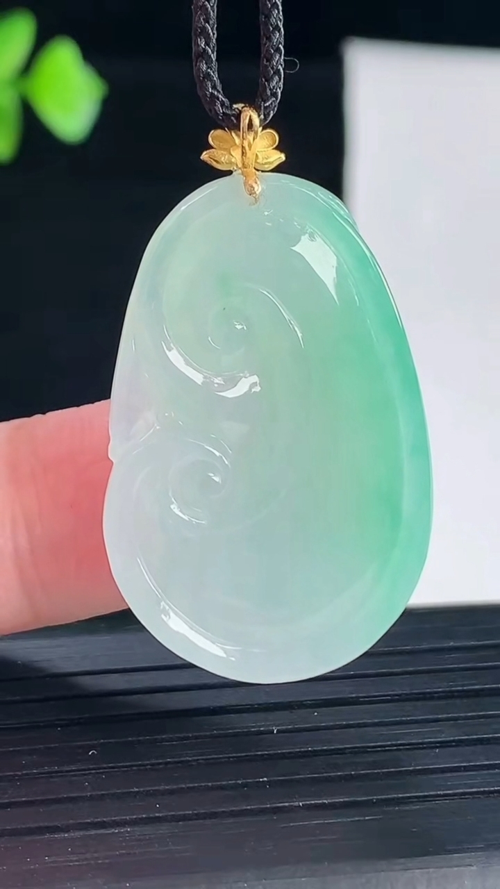 天然A货翡翠如意吊坠，尺寸33-22-5.8重量:8.42g
5月7日
