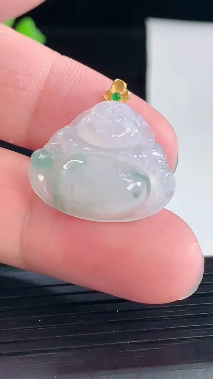 天然A货翡翠18k金飘花佛公吊坠，尺寸20-24-5重量:3.65g
5月7日