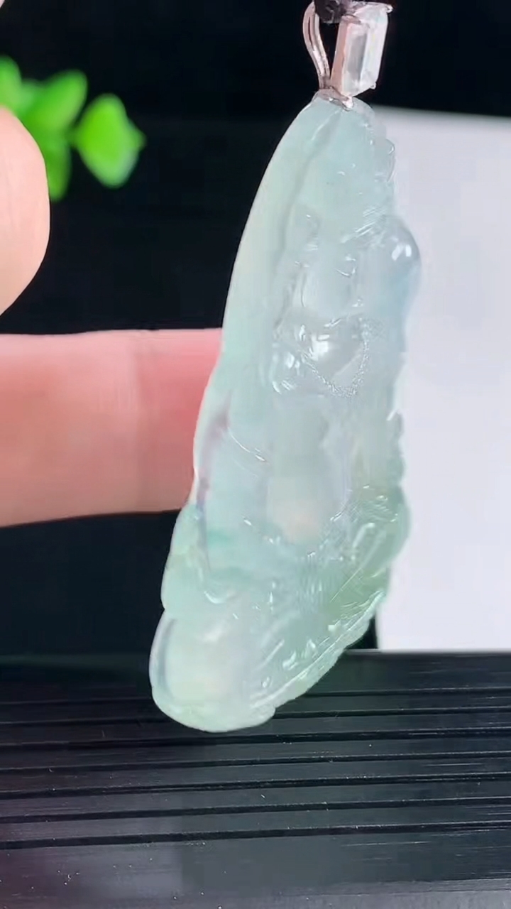 天然A货翡翠度母菩萨吊坠，尺寸48.6-34-5.5重量:16.19g
5月7日