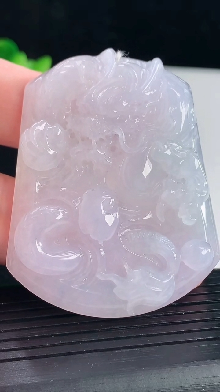 天然A货翡翠紫罗兰龙牌吊坠，尺寸56.5-45-8重量:39.04g
5月7日