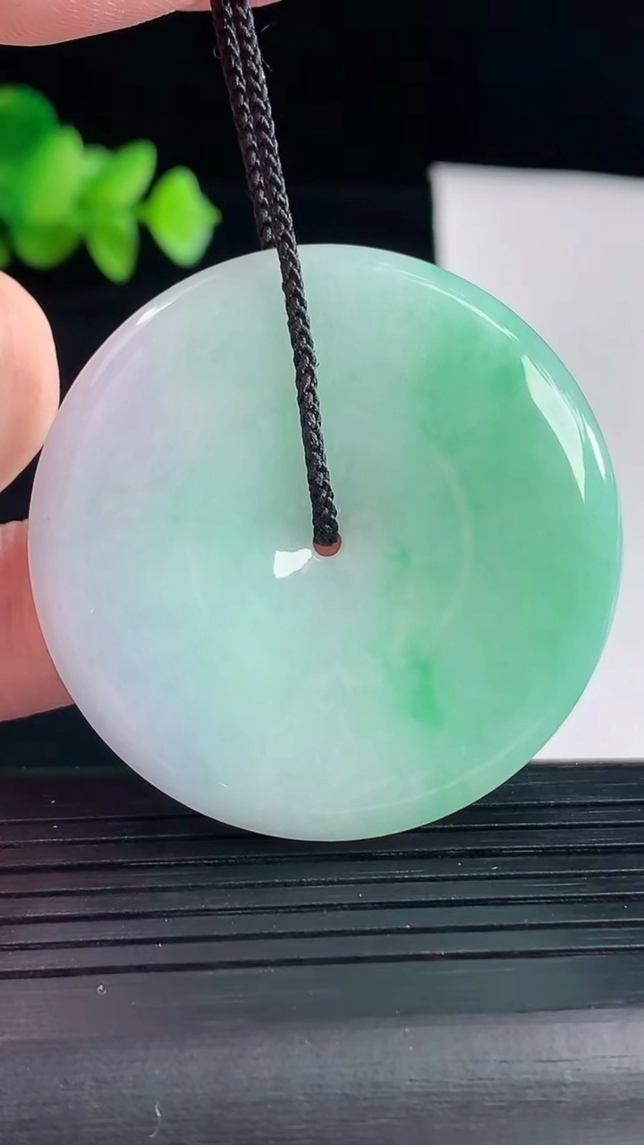 天然A货翡翠春带彩 飘平安扣吊坠，尺寸44-5.8重量:24.98g
5月7日