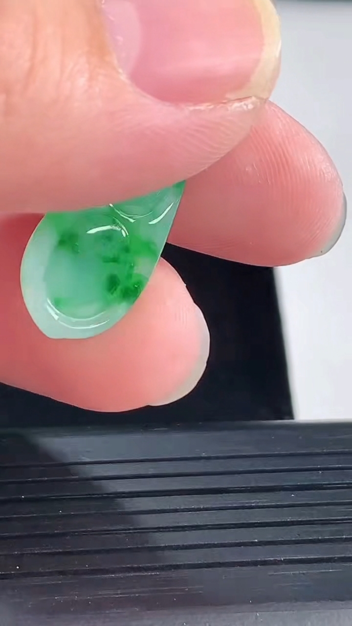 天然A货翡翠福豆吊坠，尺寸29-11-5重量:2.53g
5月7日