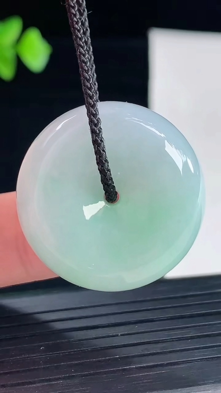 天然A货翡翠路路通吊坠，尺寸28-11.8重量:19.39g
5月7日