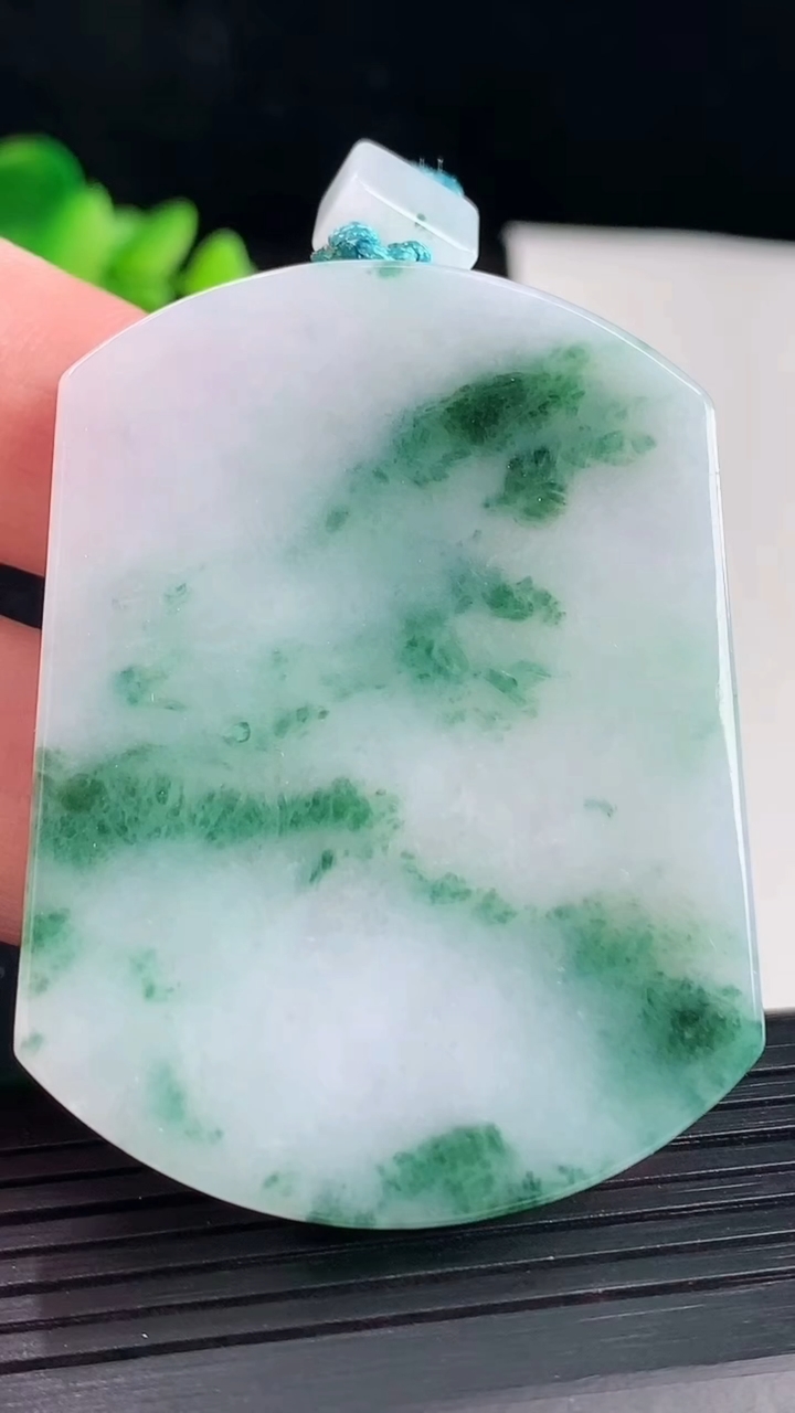 天然A货翡翠飘花无事牌吊坠，尺寸55.6-42-5.5重量:38.97g
5月7日