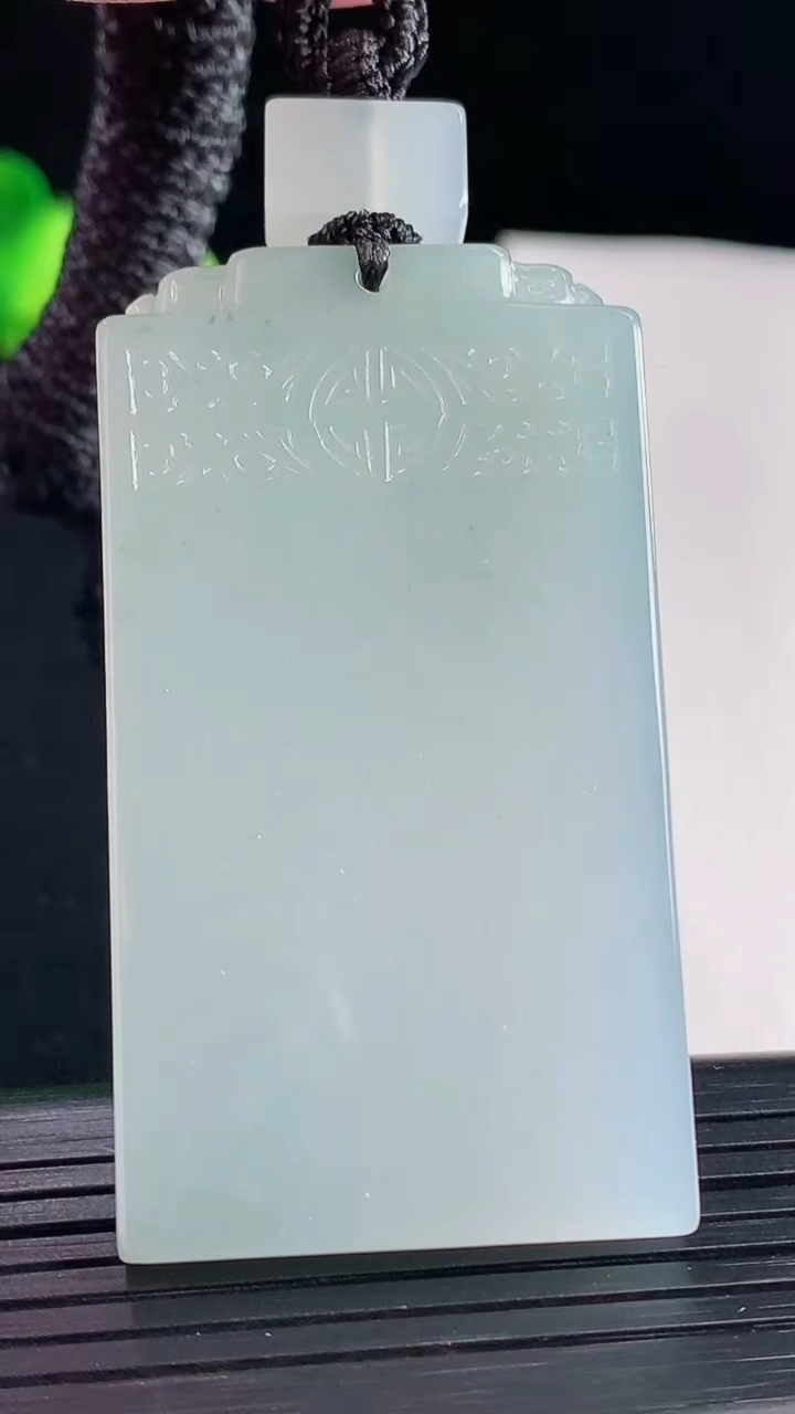 天然A货翡翠种飘花仿古无事牌吊坠，尺寸56-31-6重量:38.13g
5月7日