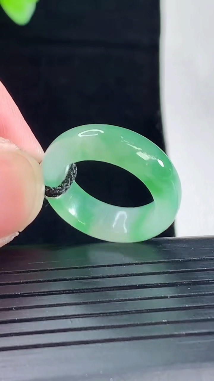天然A货翡翠玉指环 戒指，尺寸15.5-6-3.2重量:3.48g2026年5月7日
工厂直销收藏佳品,种好水足，色泽均匀，有种有色，上手高大气！