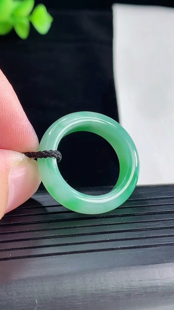 天然A货翡翠玉指环 戒指，尺寸18.5-6.5-4.5重量:5.16g2026年5月7日
工厂直销收藏佳品,种好水足，色泽均匀，有种有色，上手高大气！