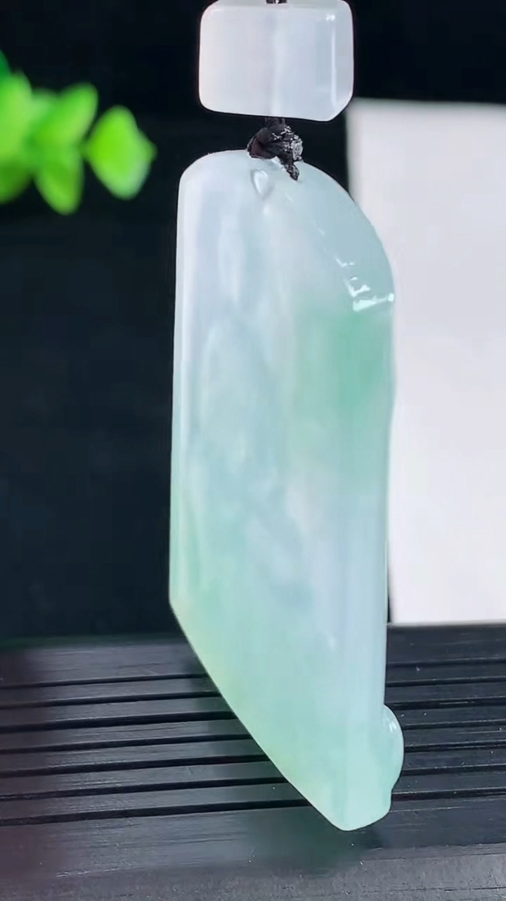 天然A货翡翠观音菩萨吊坠，尺寸46.5-32-5.6重量:21.40g
5月7日