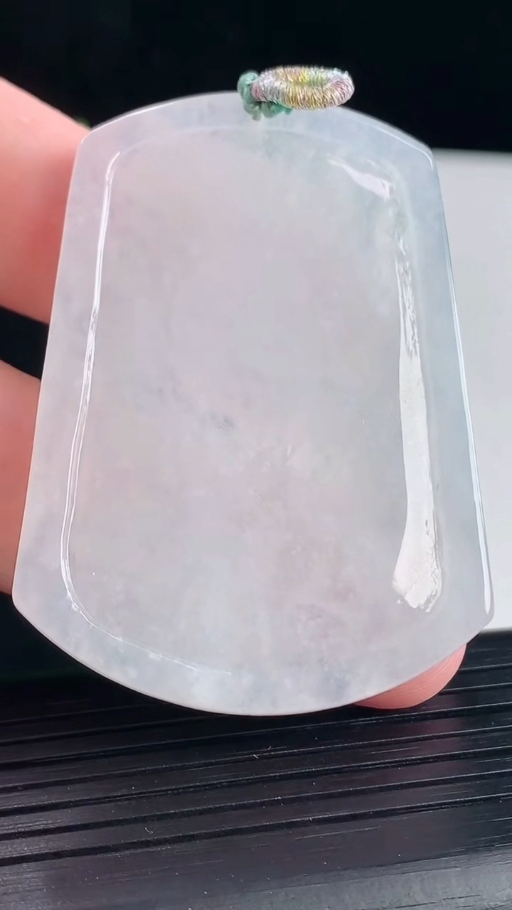天然A货翡翠龙牌吊坠，尺寸55-39.5-5.2重量:22.96g
5月7日