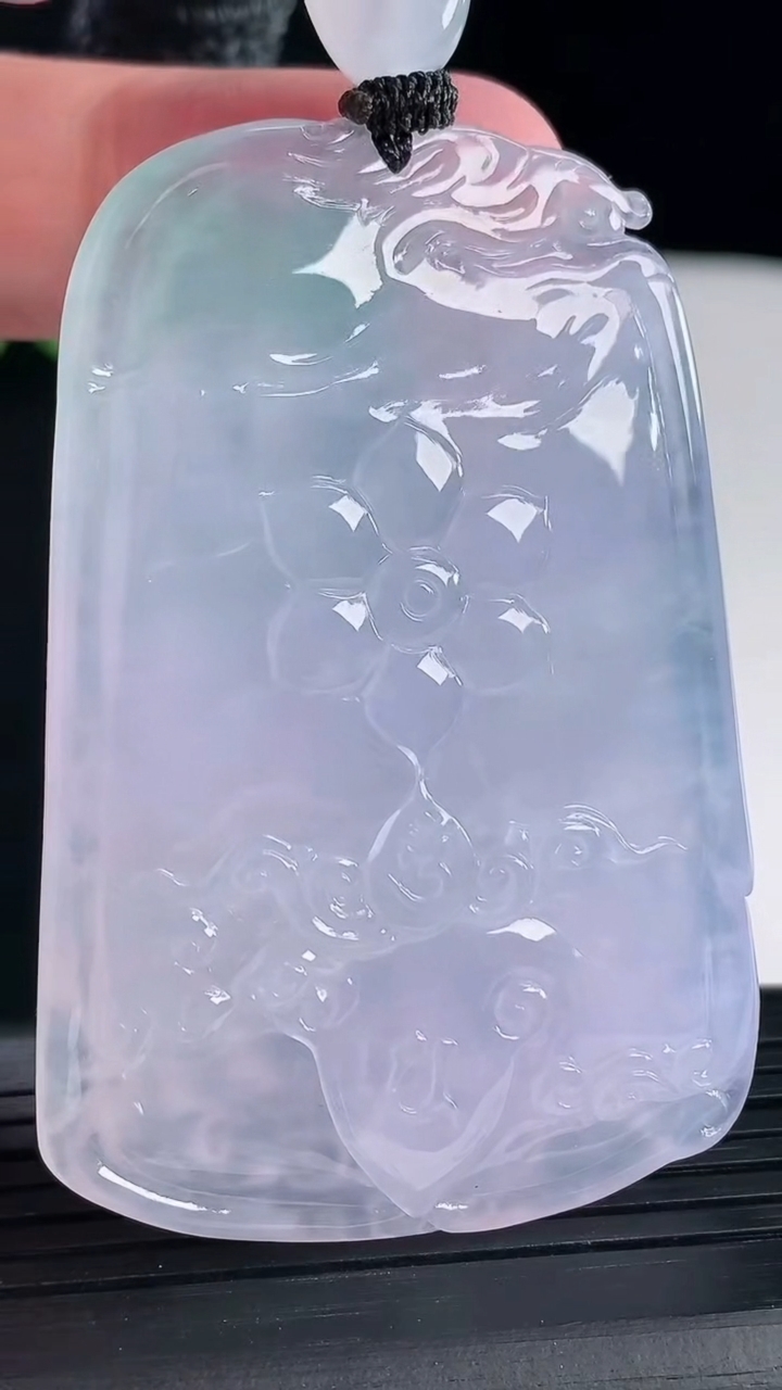 天然A货翡翠种春带彩 紫罗兰大势至菩萨吊坠，尺寸62-40.5-10.5重量:49.26g
5月7日