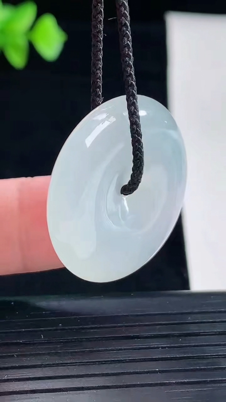 天然A货翡翠平安扣吊坠，尺寸28.5-6重量:9.55g
5月7日