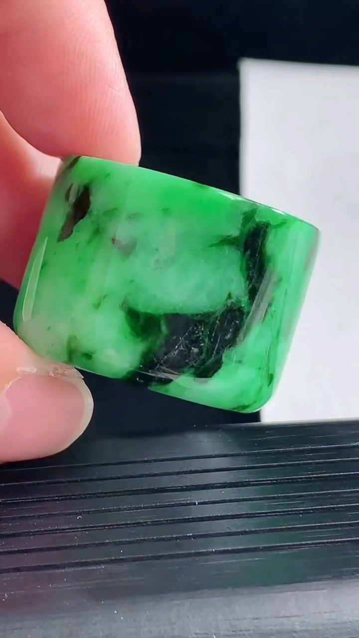 天然A货翡翠素面玉扳指，尺寸24-22-4重量:23.05g2026年5月7日
工厂直销收藏佳品,种好水足，色泽均匀，有种有色，上手高大气！