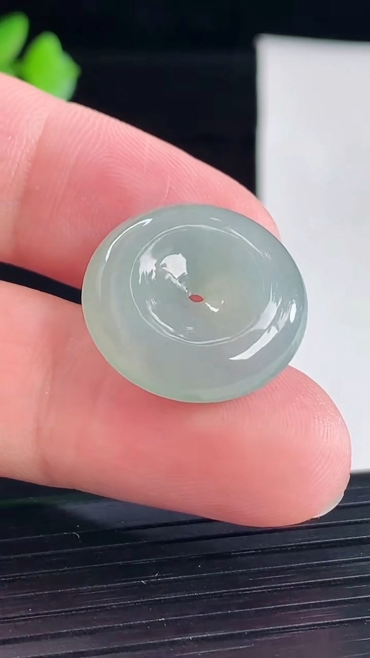 天然A货翡翠平安扣吊坠，尺寸20.6-5.5重量:4.61g
5月7日