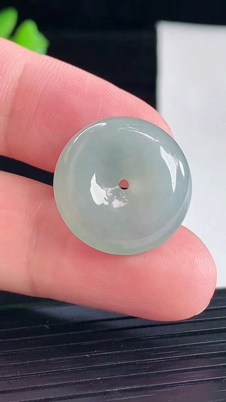 天然A货翡翠平安扣吊坠，尺寸20.6-5.5重量:4.61g
5月7日