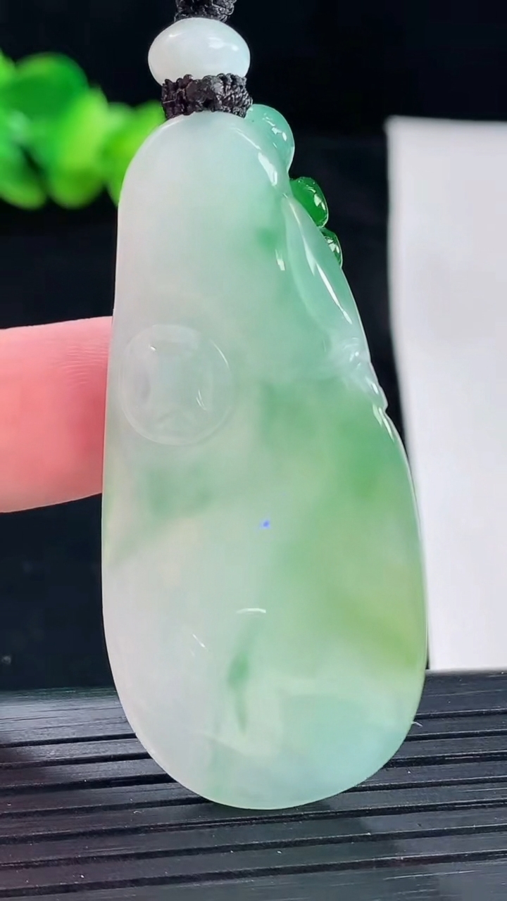 天然A货翡翠一鸣惊人吊坠，尺寸56-25.5-11.8重量:26.59g
5月7日