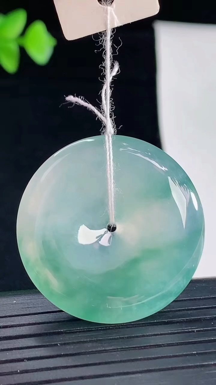 天然A货翡翠种飘花平安扣吊坠，尺寸32-5.8重量:11.53g
5月7日