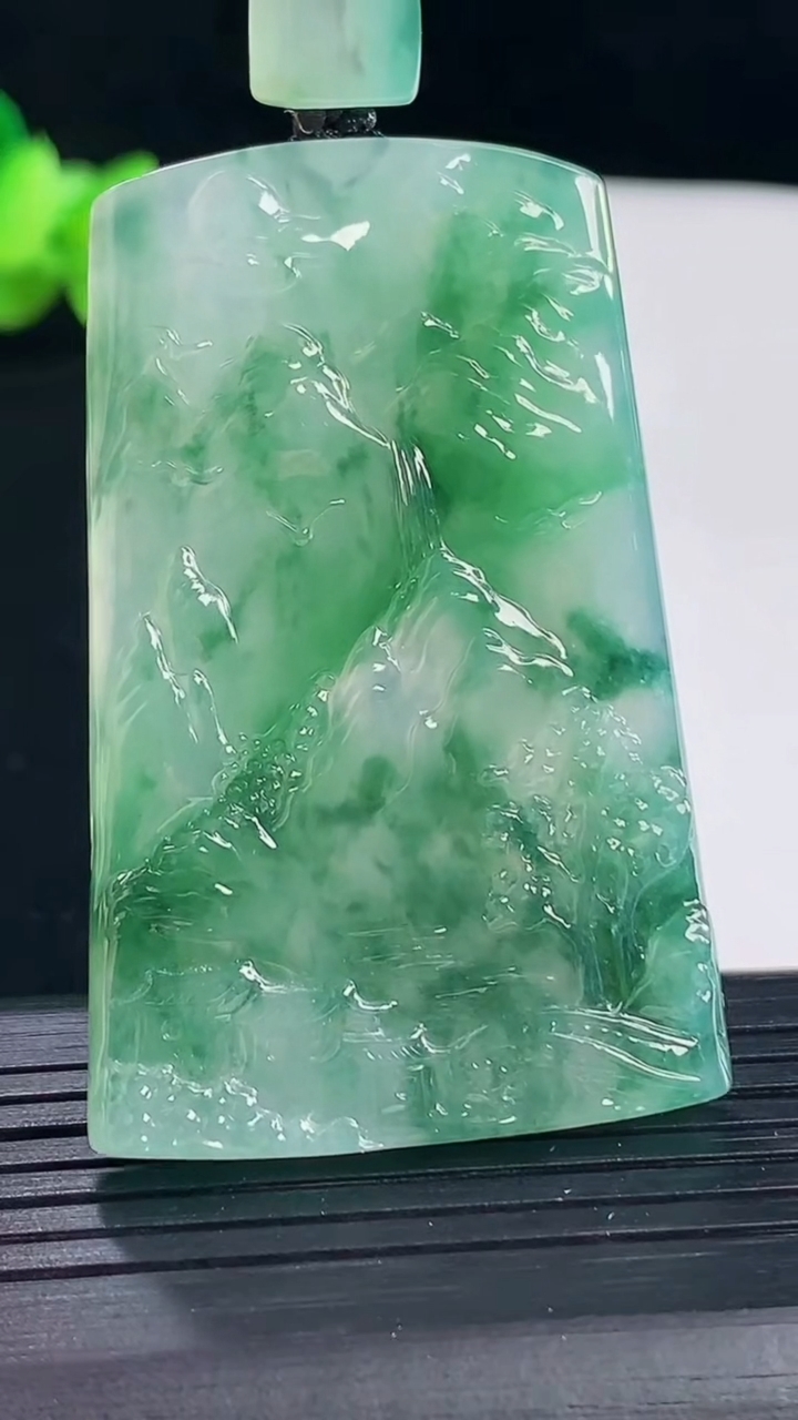 天然A货翡翠种飘花山水牌吊坠，尺寸53-34.5-5重量:23.81g
5月7日