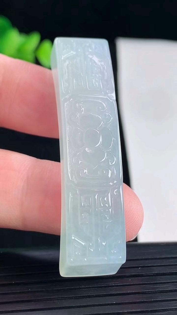 天然A货翡翠花开富贵玉手牌，尺寸55-13-11重量:17.51g
5月7日