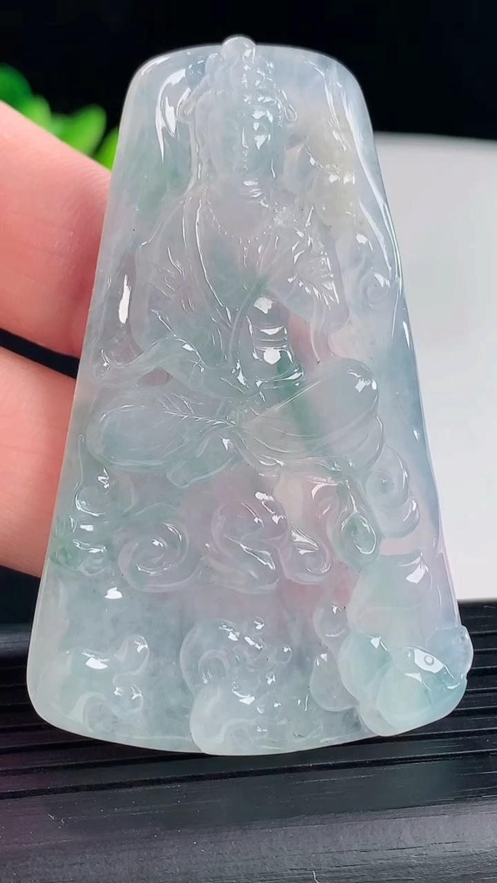 天然A货翡翠飘花大势至菩萨吊坠，尺寸62.6-39-5.5重量:29.52g
5月7日