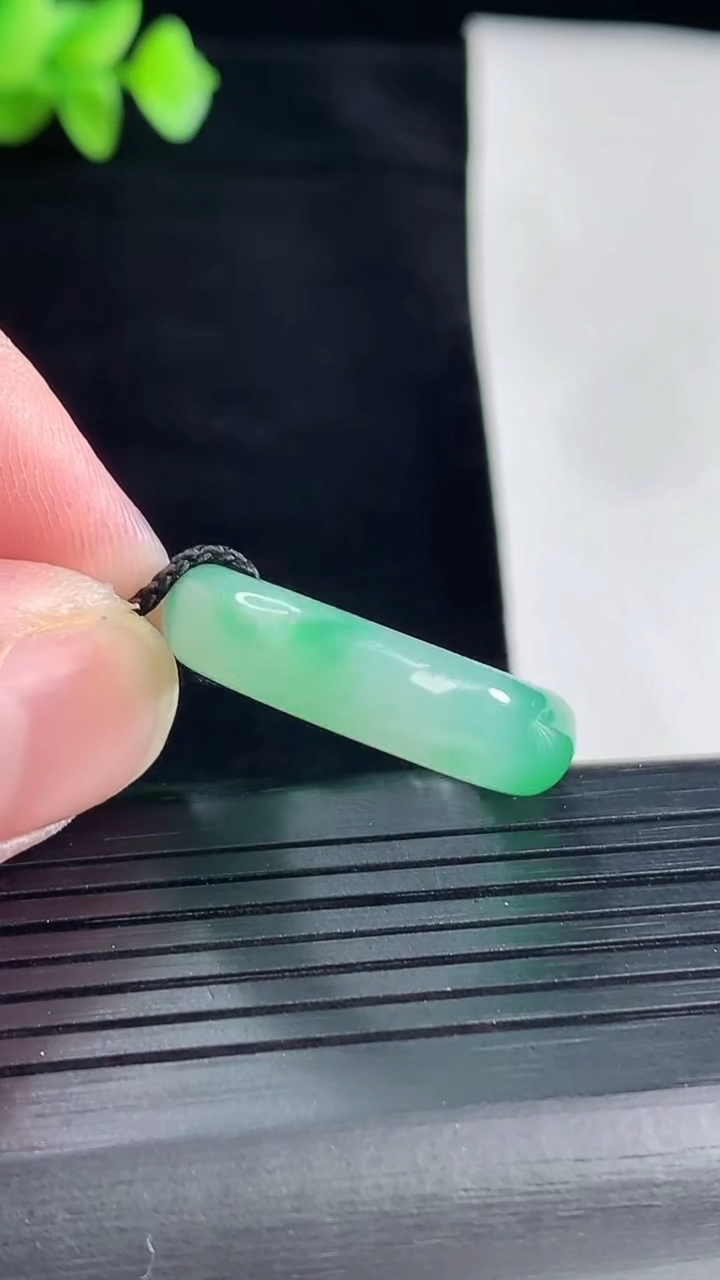 天然A货翡翠玉指环 戒指，尺寸18.5-6.5-4.5重量:5.16g2026年5月7日
工厂直销收藏佳品,种好水足，色泽均匀，有种有色，上手高大气！