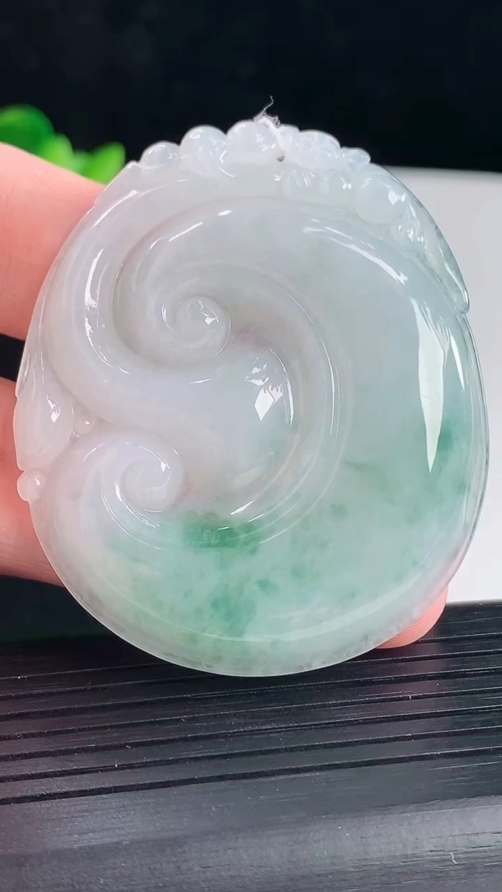 天然A货翡翠如意吊坠，尺寸56-47-5.8重量:26.21g
5月7日