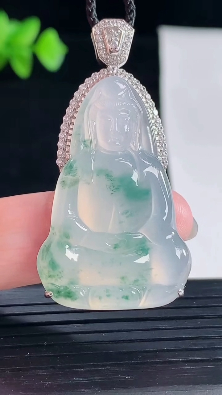 天然A货翡翠种飘花素衣观音吊坠，尺寸45.6-24-6.5，裸石36-24重量:9.54g
5月7日