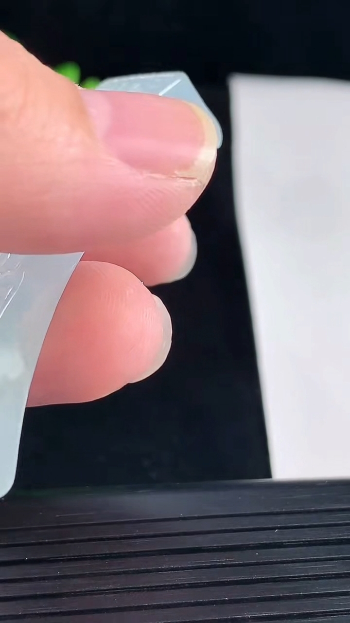 天然A货翡翠花开富贵玉手牌，尺寸55-13-11重量:17.51g
5月7日