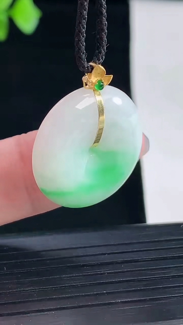 天然A货翡翠平安扣吊坠，尺寸22.2-5.8重量:5.76g
5月7日