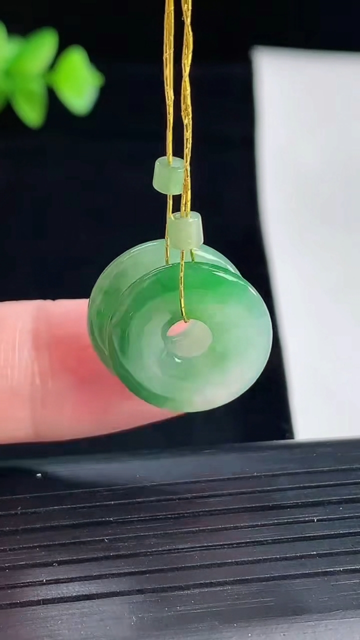 天然A货翡翠平安环吊坠一对，尺寸16.8-2.8重量:3.57g
5月7日