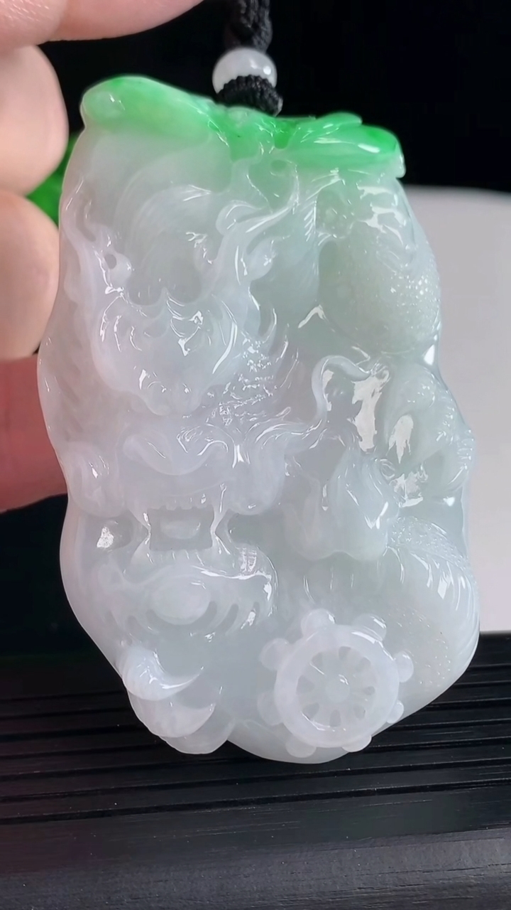 天然A货翡翠龙牌吊坠，尺寸65.8-42-11重量:65.23g
5月7日