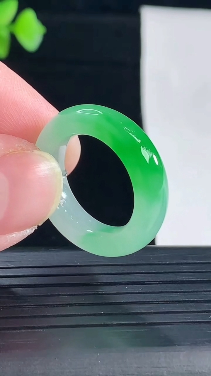 天然A货翡翠玉指环 戒指，尺寸17.2-5.8-5重量:5.20g2026年5月7日
工厂直销收藏佳品,种好水足，色泽均匀，有种有色，上手高大气！
