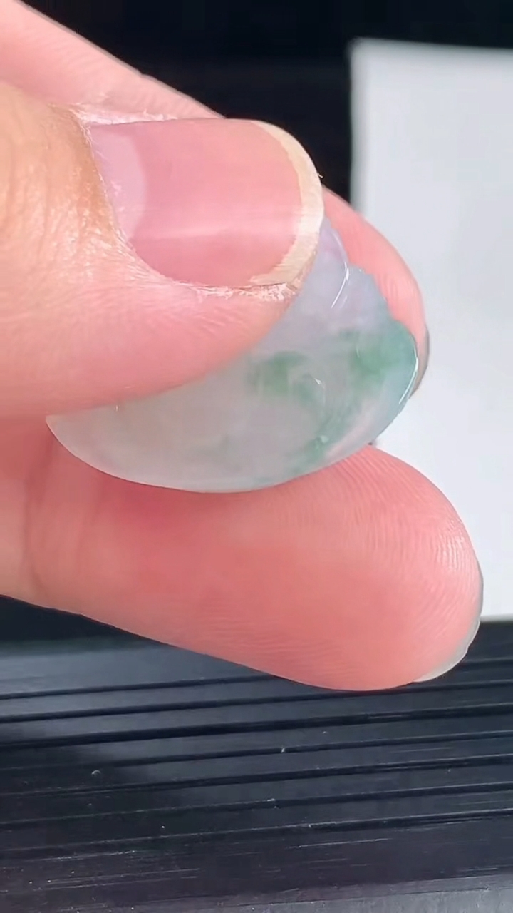 天然A货翡翠18k金飘花佛公吊坠，尺寸20-24-5重量:3.65g
5月7日