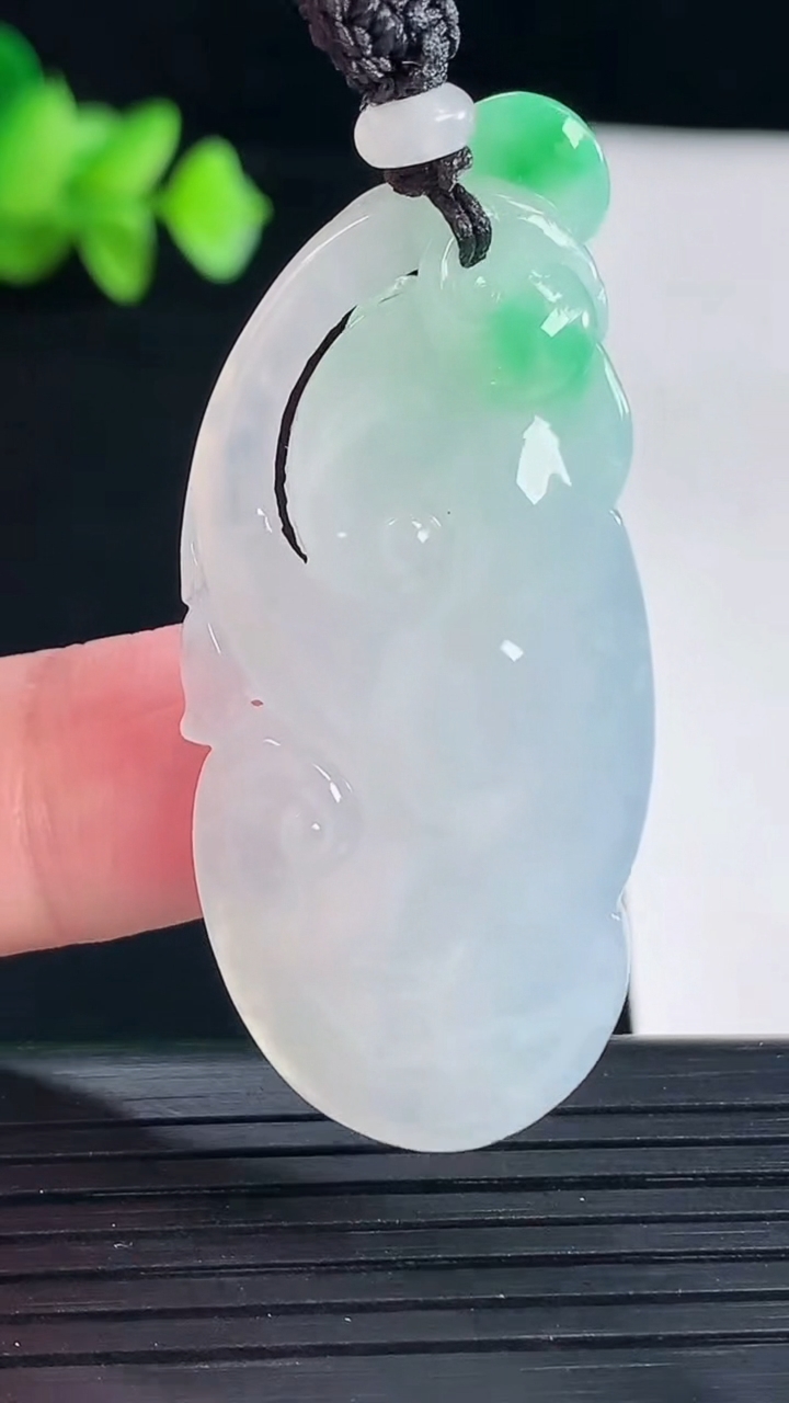 天然A货翡翠如意吊坠，尺寸49-22-11重量:19.49g
5月7日