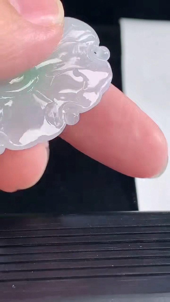 天然A货翡翠和和美美 荷叶鱼吊坠，尺寸42-29-4.5重量:11.04g
5月7日